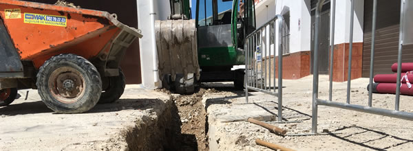 Dos máquinas durante una obra de canalización