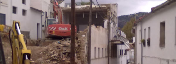 Dos excavadoras demoliendo una vivienda