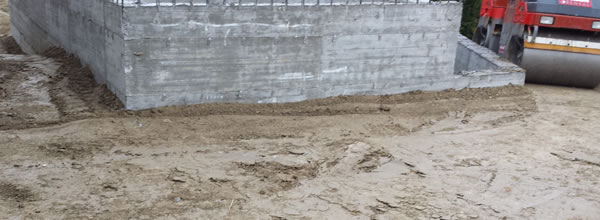 Una apisonadora terminando el compactado alrededor de una piscina